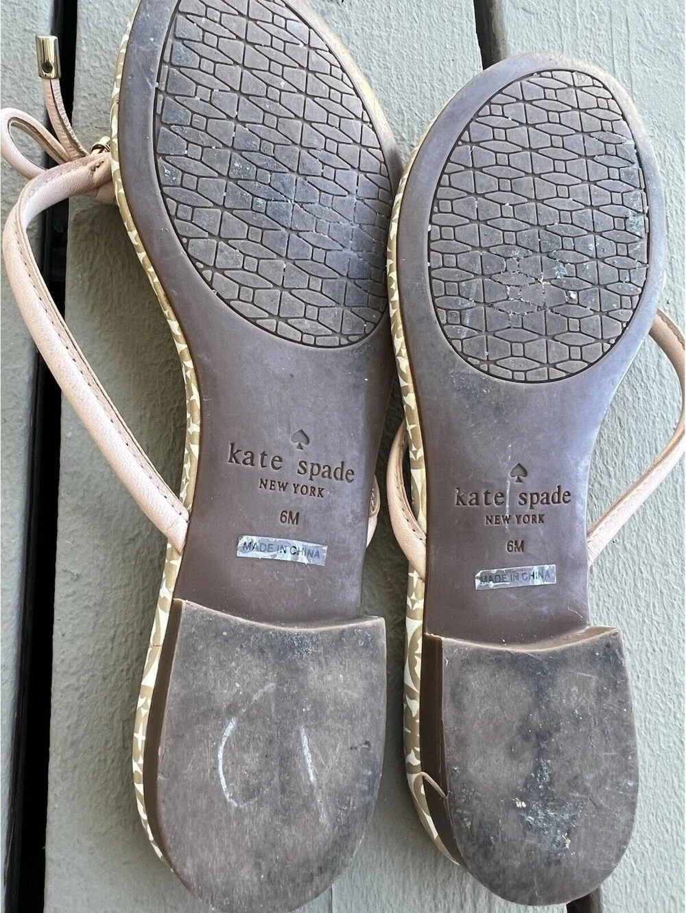 Kate Spade Sandals Women’s 6M Mistic Bow Flat Thong Sandals Beige Golden Charm.